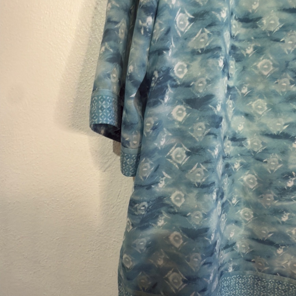 Chico's Sky Blue/White Patterned V-Neck Top w/three quarter sleeves. Sz 2. - Picture 3 of 5